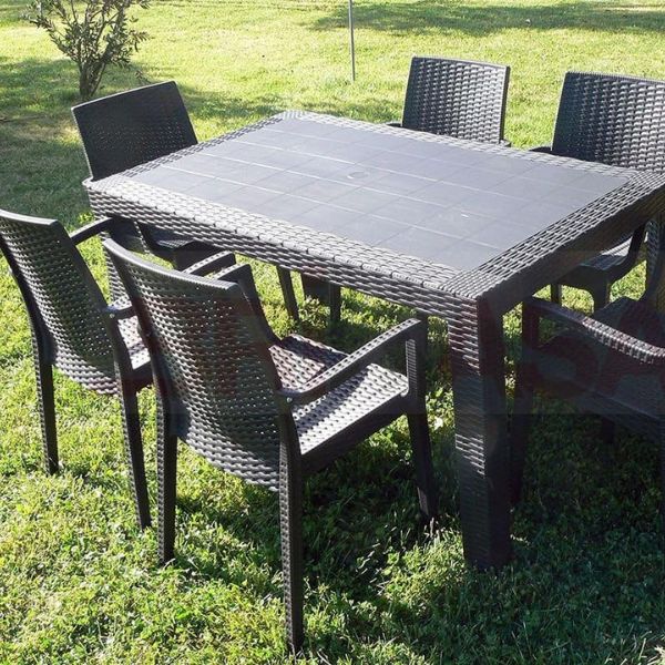 Tavolo con sedie da giardino